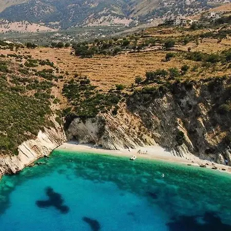 House Of Stones 6, Cozy W Parking Apartment Himare